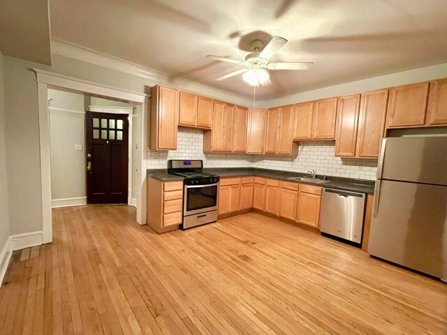 Foto del edificio - 908 W Waveland Ave