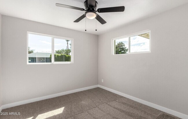 Foto del edificio - 4402 E Mitchell Dr