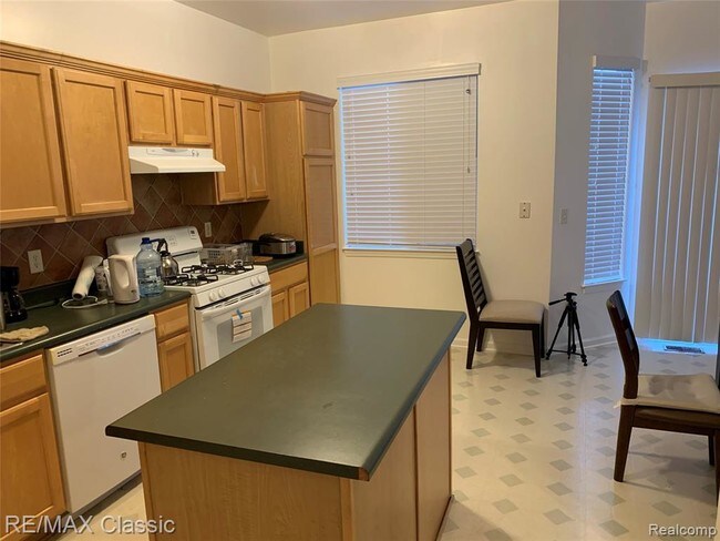 Foto del edificio - 41733 Mitchell Rd