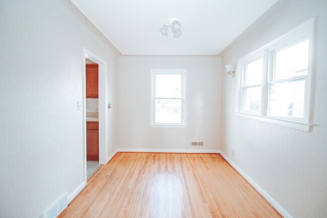 Building Photo - 3518 Almeda Dr