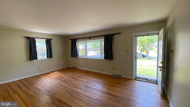 Building Photo - 511 Lisa Ave