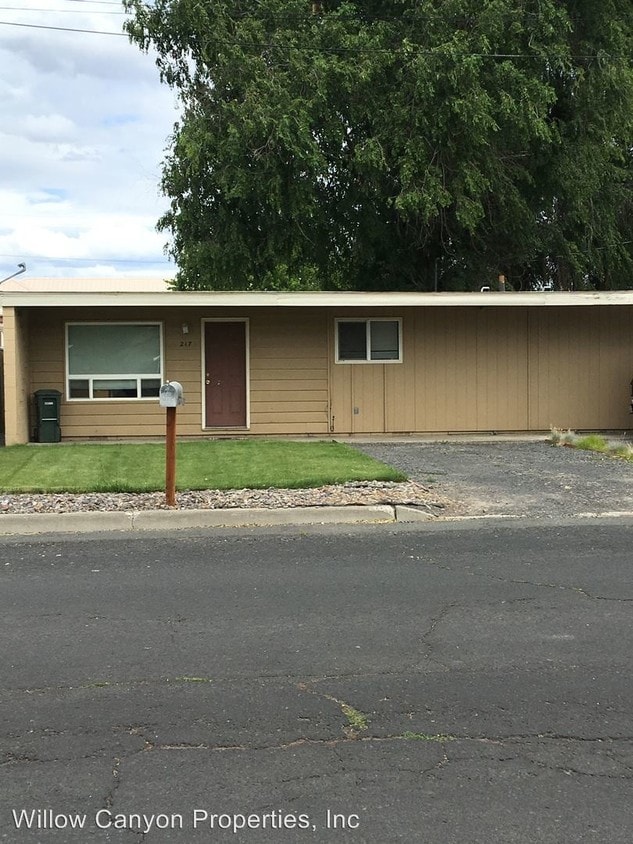 217 SE 9th St, Madras, OR 97741 Condo for Rent in Madras, OR