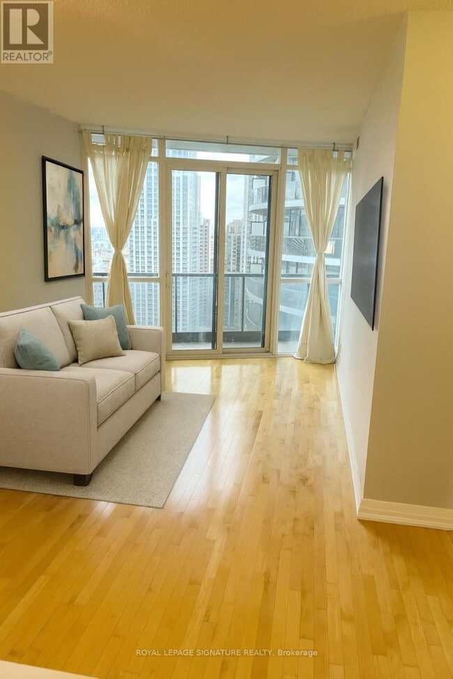 Photo du bâtiment - 25 Carlton St.