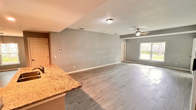 Building Photo - BEAUTIFUL 3/2 w/ office HOME in Deltona!