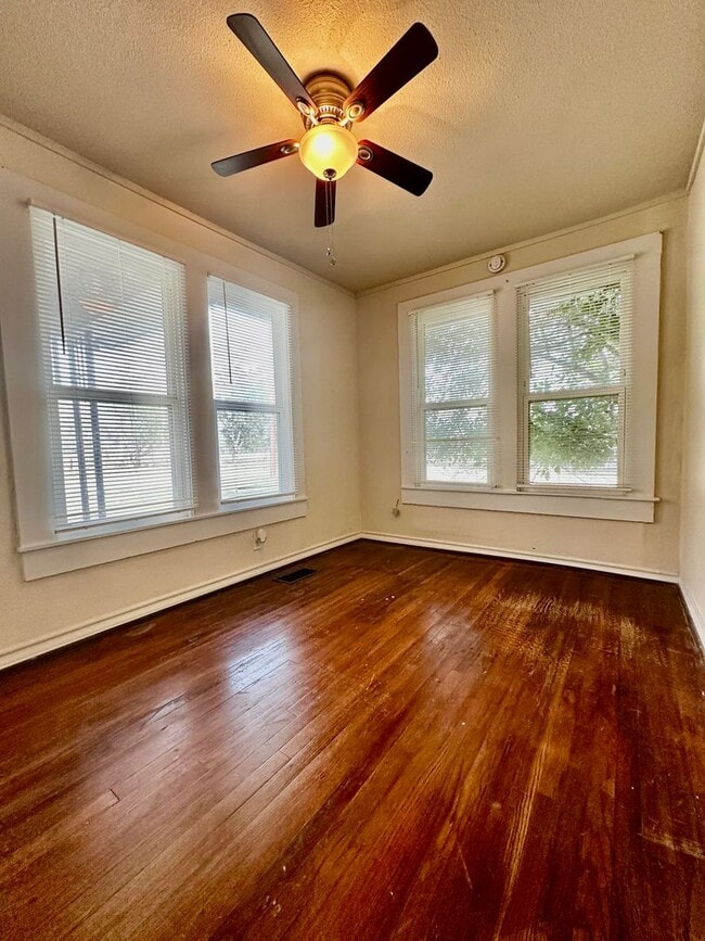 Building Photo - Bungalow Home