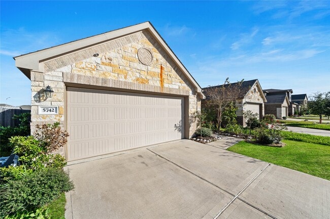 Building Photo - 5742 Pampus Prairie Rd