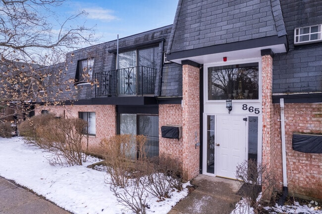 Building Photo - Villas by the Lake Apartments