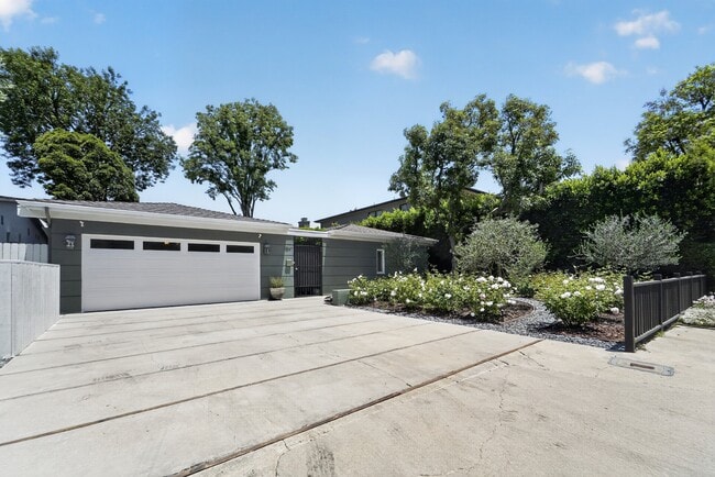 Building Photo - 13047 Dickens St
