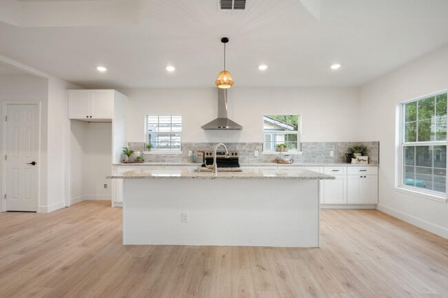 Photo - 2035 Martin Luther King Dr House