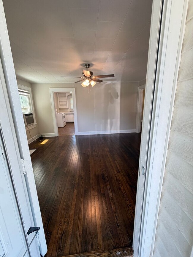 Foto del edificio - Cute Duplex 1 bed 1 bath unit, Close to Downtown Concord