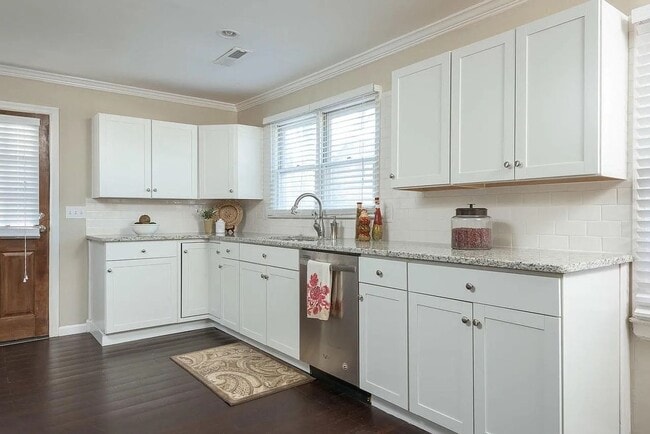 Building Photo - Cozy 2BR Home —1 minute from North Shore /...