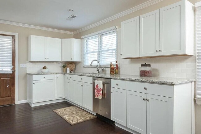 Foto del edificio - Cozy 2BR Home —1 minute from North Shore / Downtown