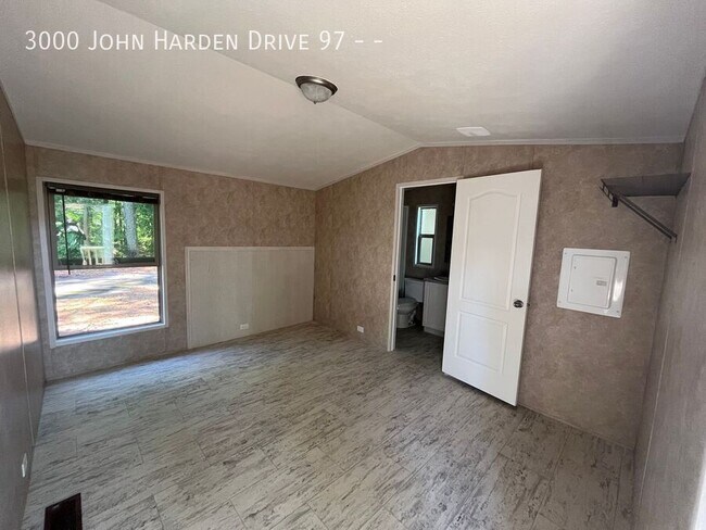 Foto del edificio - 3000 John Harden Dr