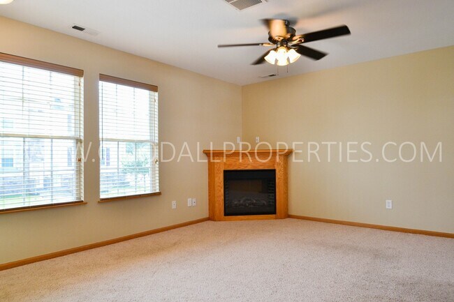 Foto del edificio - 2 Bath Town home in Urbandale