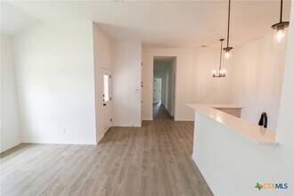 Building Photo - 921 Ashwood Dr