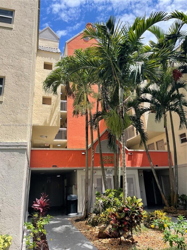 Foto del edificio - 8363 Lake Dr