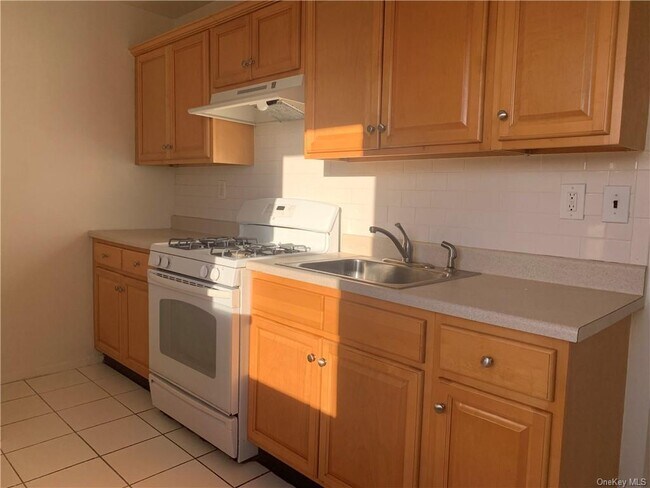 Building Photo - 525 Bronxville Rd