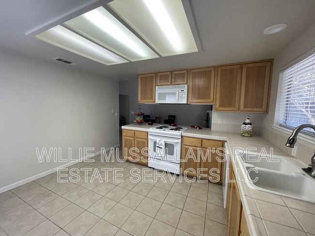Building Photo - 581 Lincoln Ave