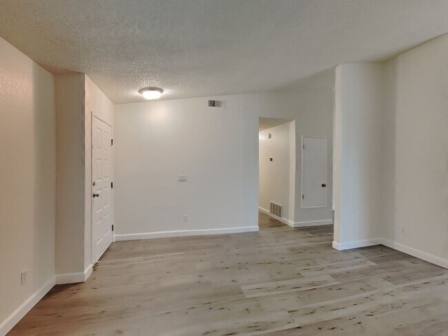 Foto del edificio - Freshly Remodeled 4/2 House in Oakley Available Now!