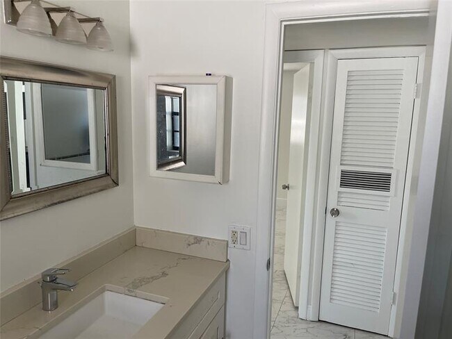Foto del edificio - 770 NE 38th St