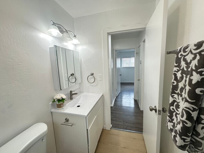 Building Photo - 3408
