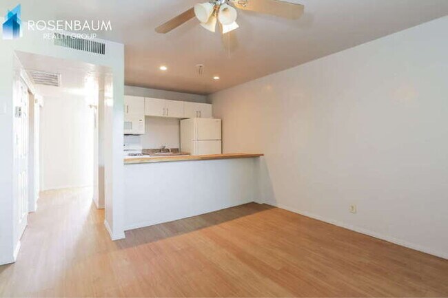 Foto del edificio - 770 N Dodge Blvd