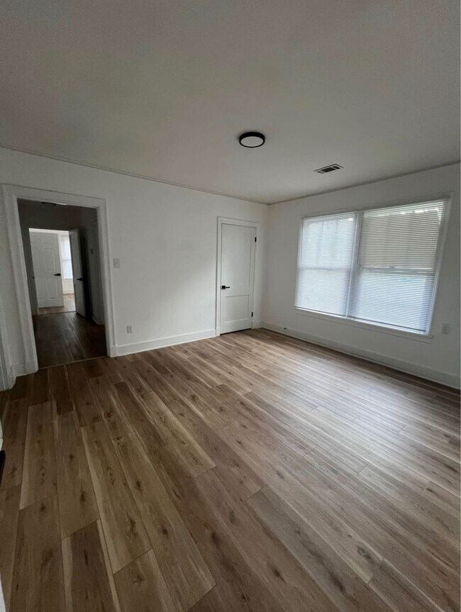 Building Photo - 2023 W Short 17th St