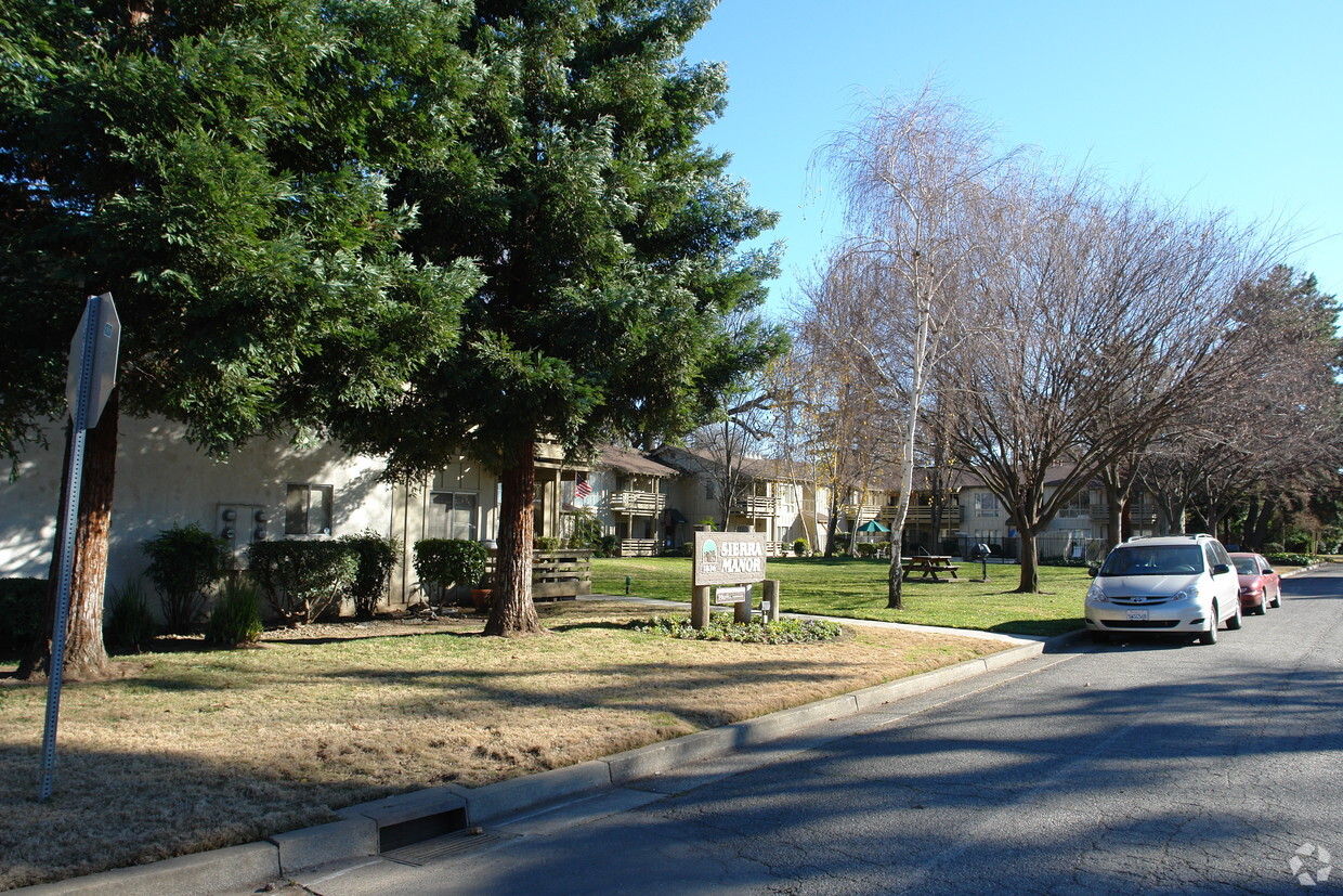 Primary Photo - Sierra Manor Apartments