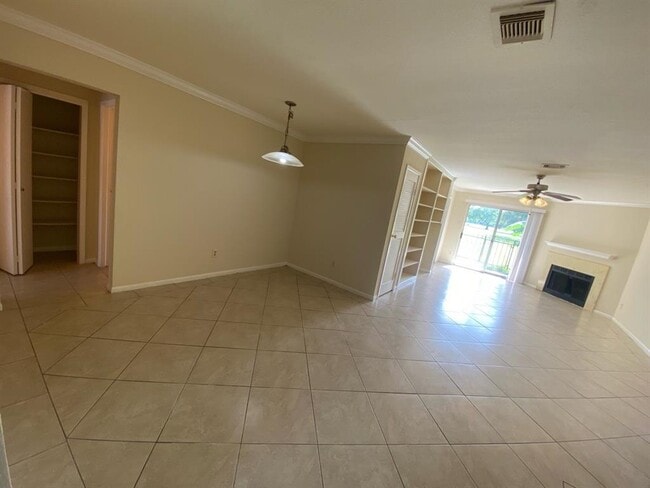 Building Photo - 6666 Harbor Town Dr