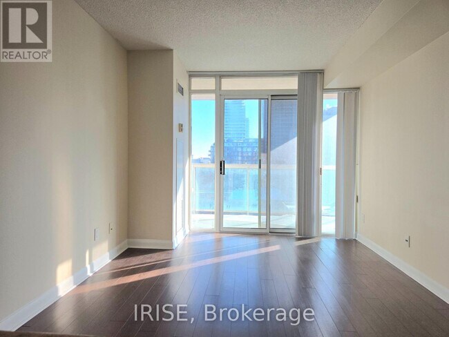 Building Photo - 323 Richmond St E