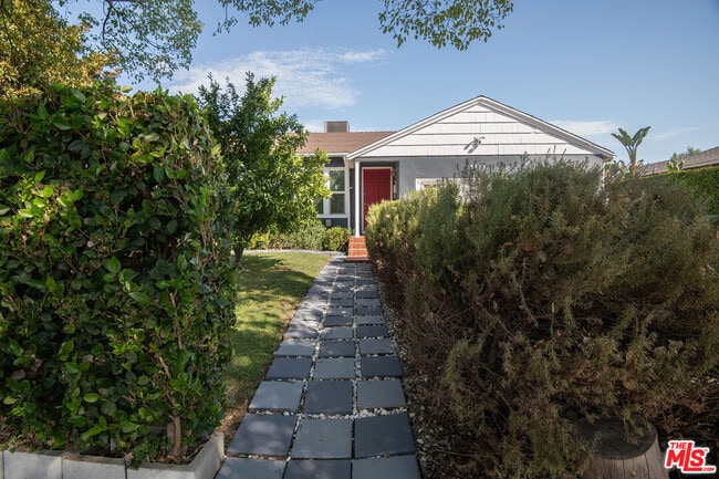 Building Photo - 6218 Balcom Ave