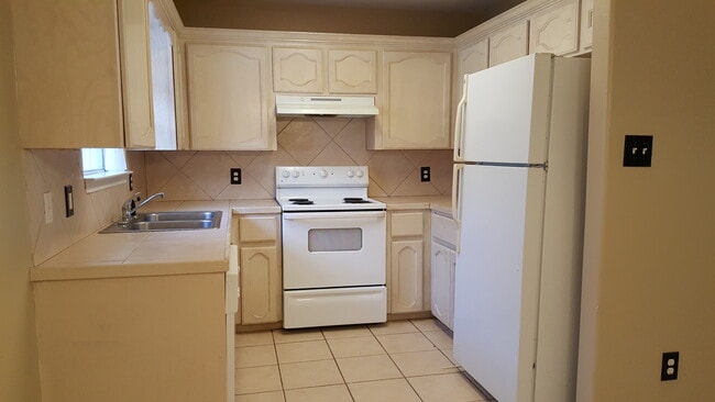Building Photo - 2709 Fort Brown Ave