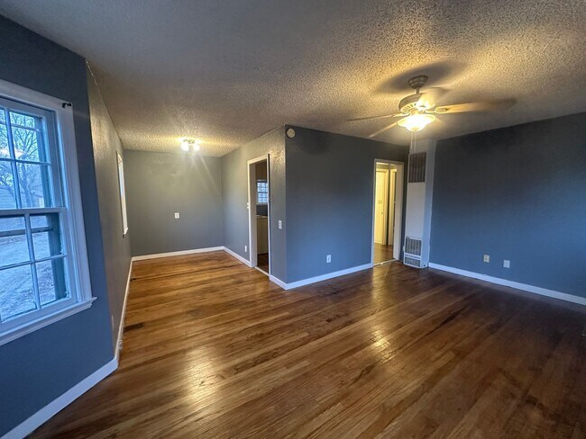 Foto del edificio - Two bedroom, One and half bathroom house, ...