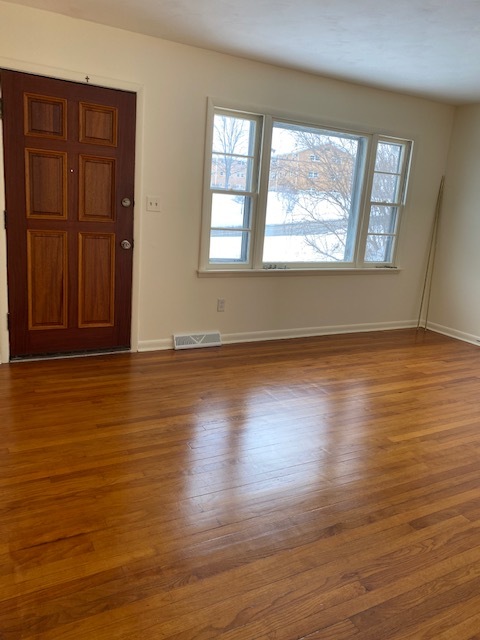 Front Entry/Living Room - 5827 Thompson Rd
