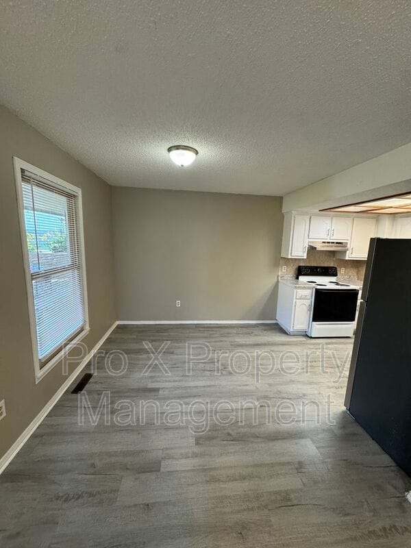 Building Photo - 459 W Grand St