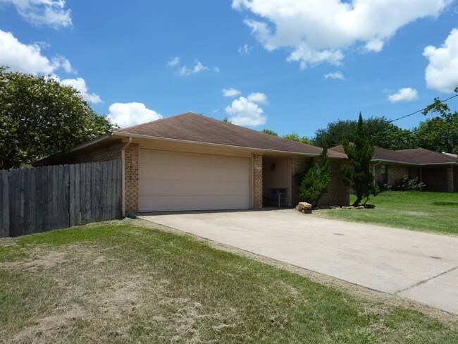 Building Photo - 210 Blakewood St