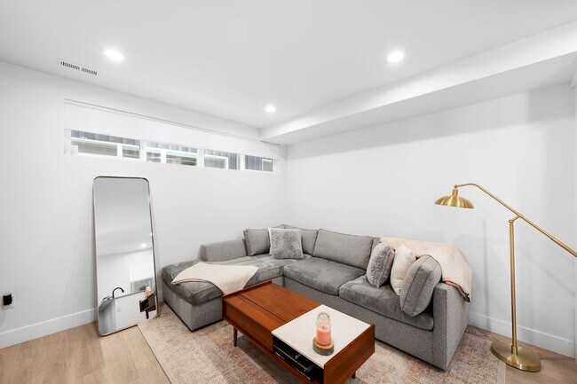 Building Photo - LUX 3BD, 2.5BA University Hills Townhome w...
