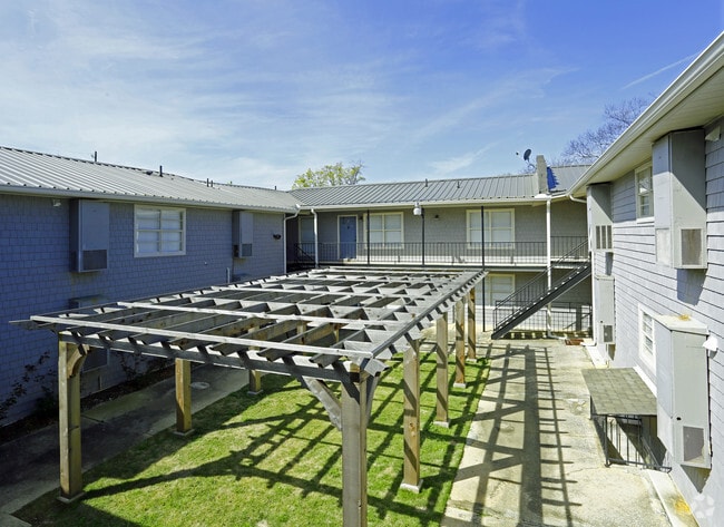 Building Photo - Silver Oak