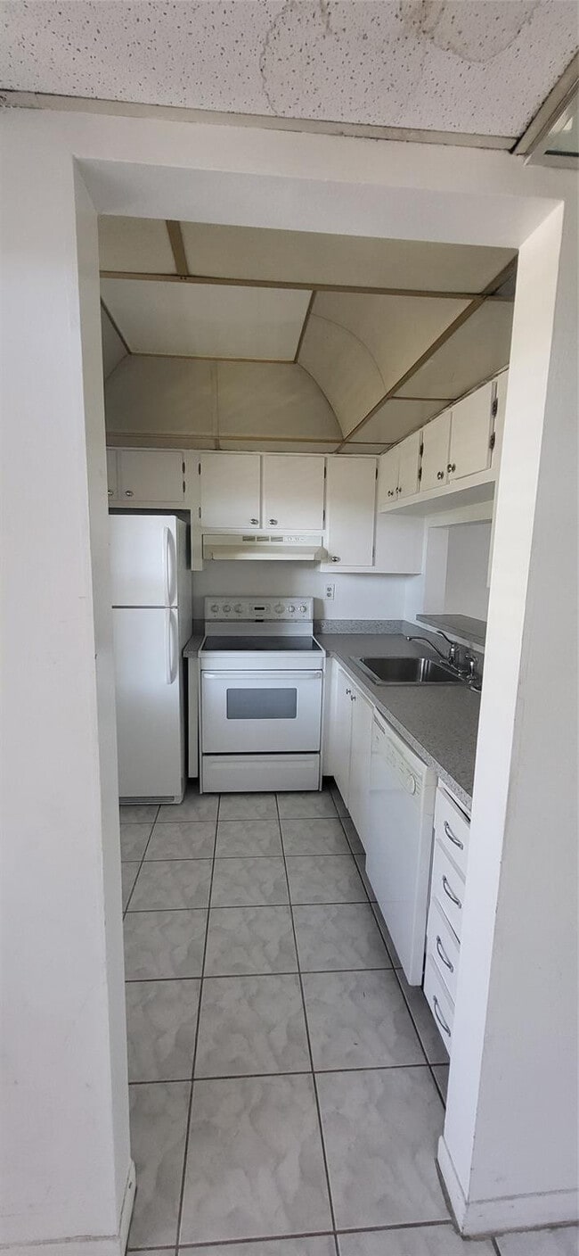 Building Photo - 9070 Lime Bay Blvd