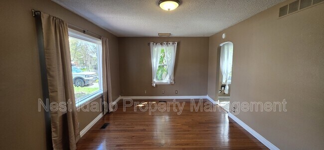 Building Photo - 1628 S Reinhart Dr