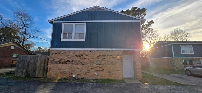 Foto del edificio - AVAILABLE NOW! 2 Bed / 1.5 Bath Townhome in Longview!