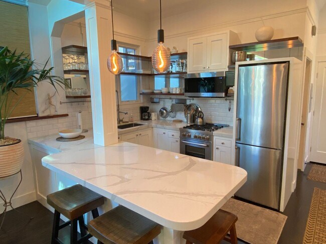 Building Photo - Exquisite top floor 1BD. Fully furnished and accessorized. Hardwood floors. Dishwasher/Microwave....