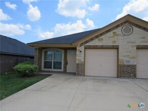 Building Photo - 405 Sladecek Dr