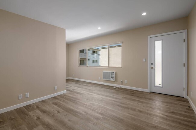 Building Photo - 1553 S Saltair Ave
