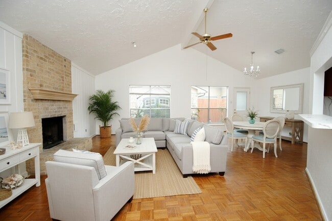 Photo - 16311 La Luna Dr House