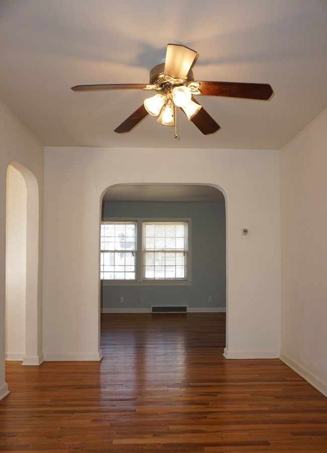Building Photo - Beautiful home near College Hill!