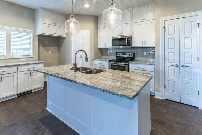Foto del edificio - COMING SOON: Modern 3-Bedroom Townhome wit...