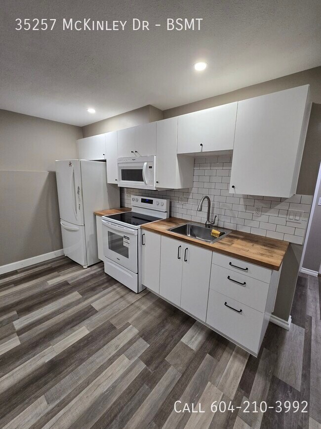 Photo du bâtiment - Modern Basement Suite in East Abbotsford - Utilities Included!