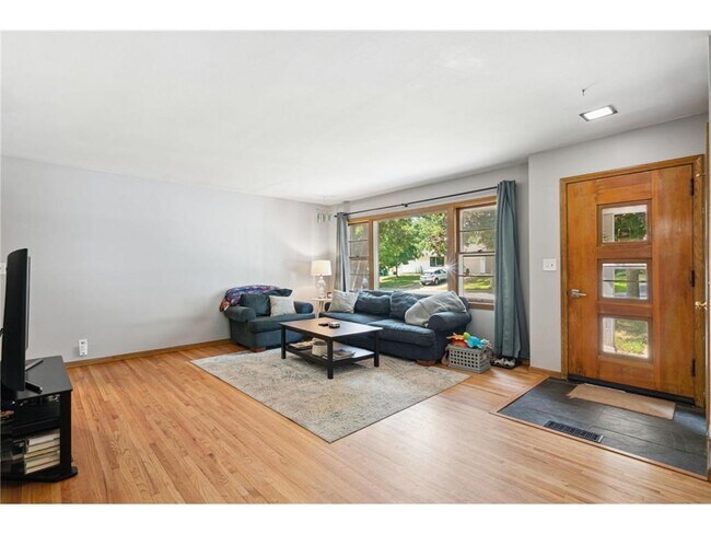 Foto del edificio - 6819 Eliot View Rd