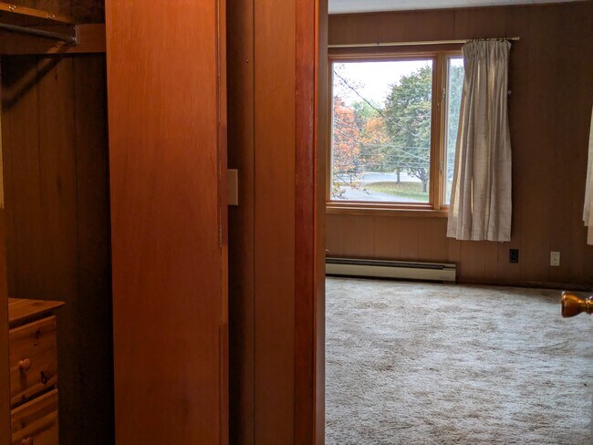 Armario interior Entrada principal - 460 N Main St